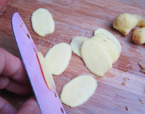 Thái gừng thành những lát mỏng để sử dụng.